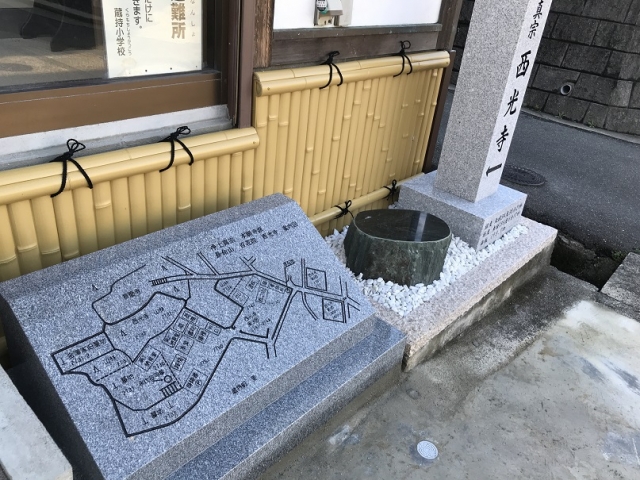 寺標と地図看板石