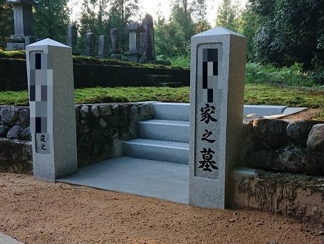 お墓門柱を改修。