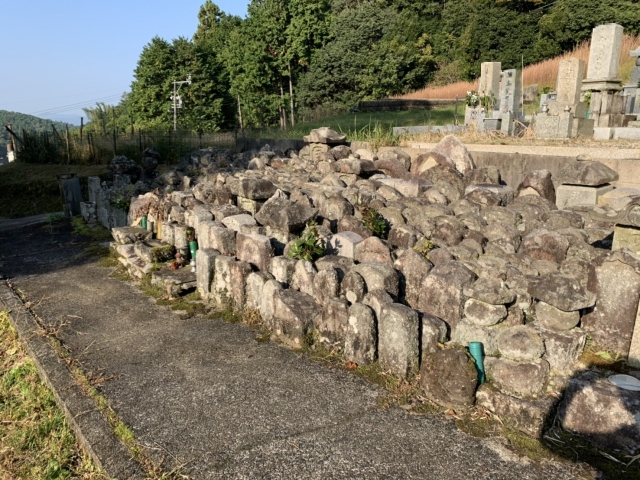 村墓地の無縁塚の整理