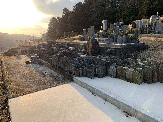 村墓地の無縁塚の整理