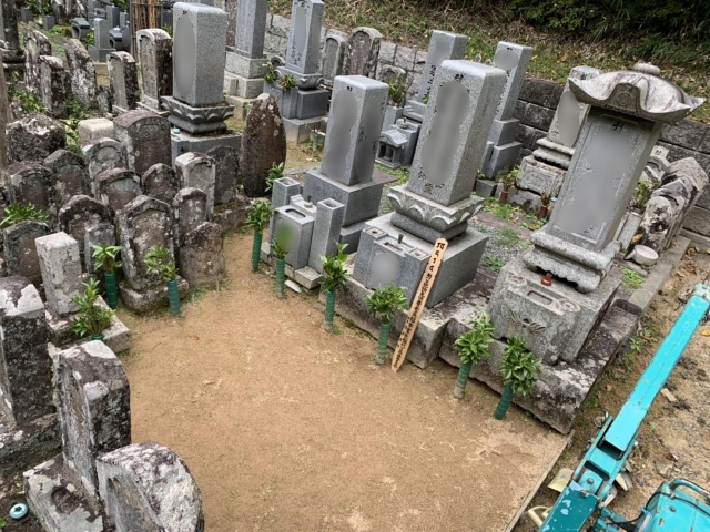 沢山あるご先祖様の石碑を整理して・・・