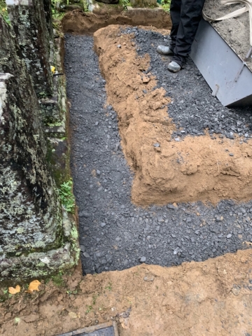 沢山あるご先祖様の石碑を整理して・・・